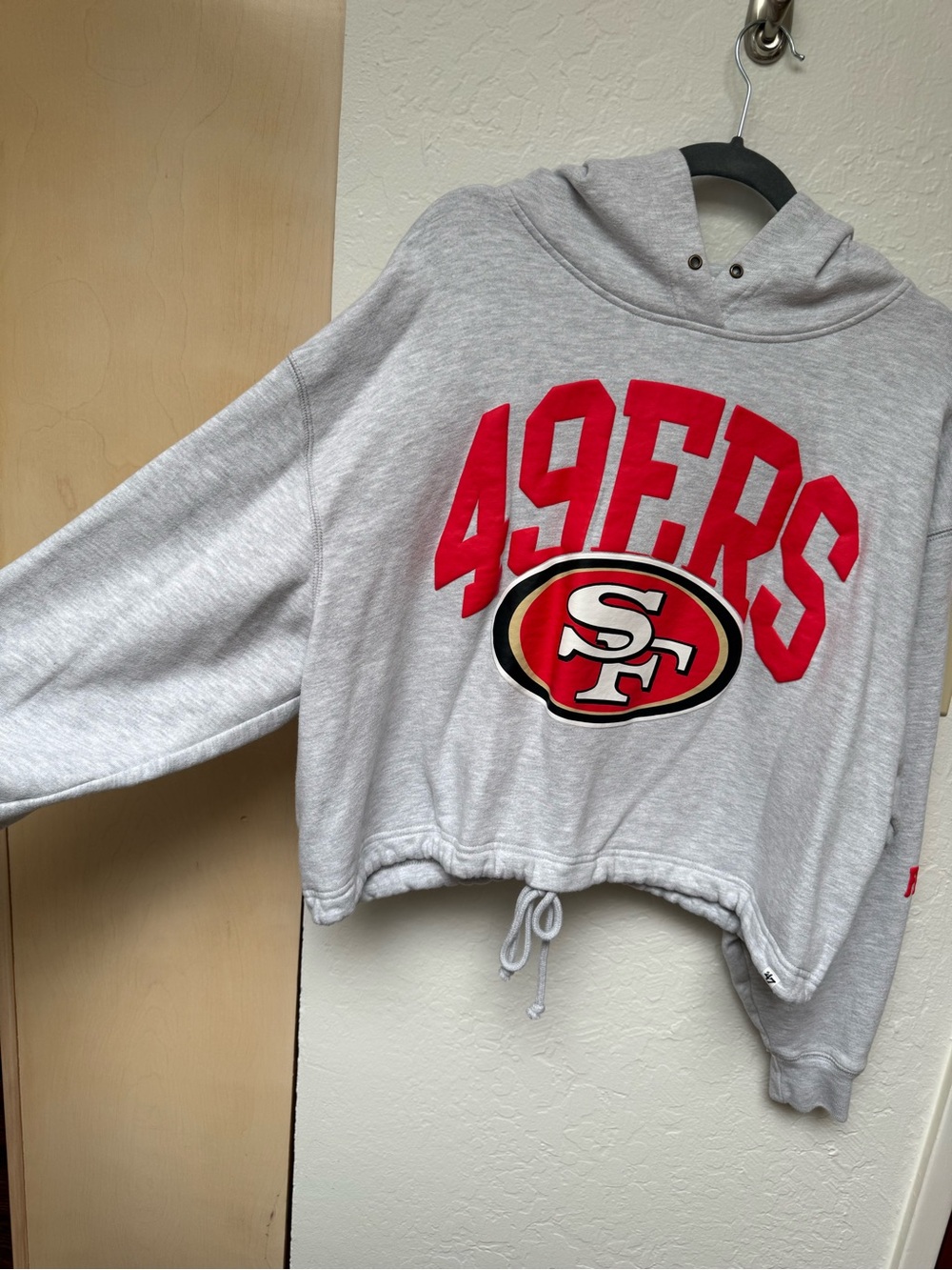 ‘47 Women’s Gray San Francisco 49ers Cropped Crewneck Hoodie and matching pants - Picture 3 of 9